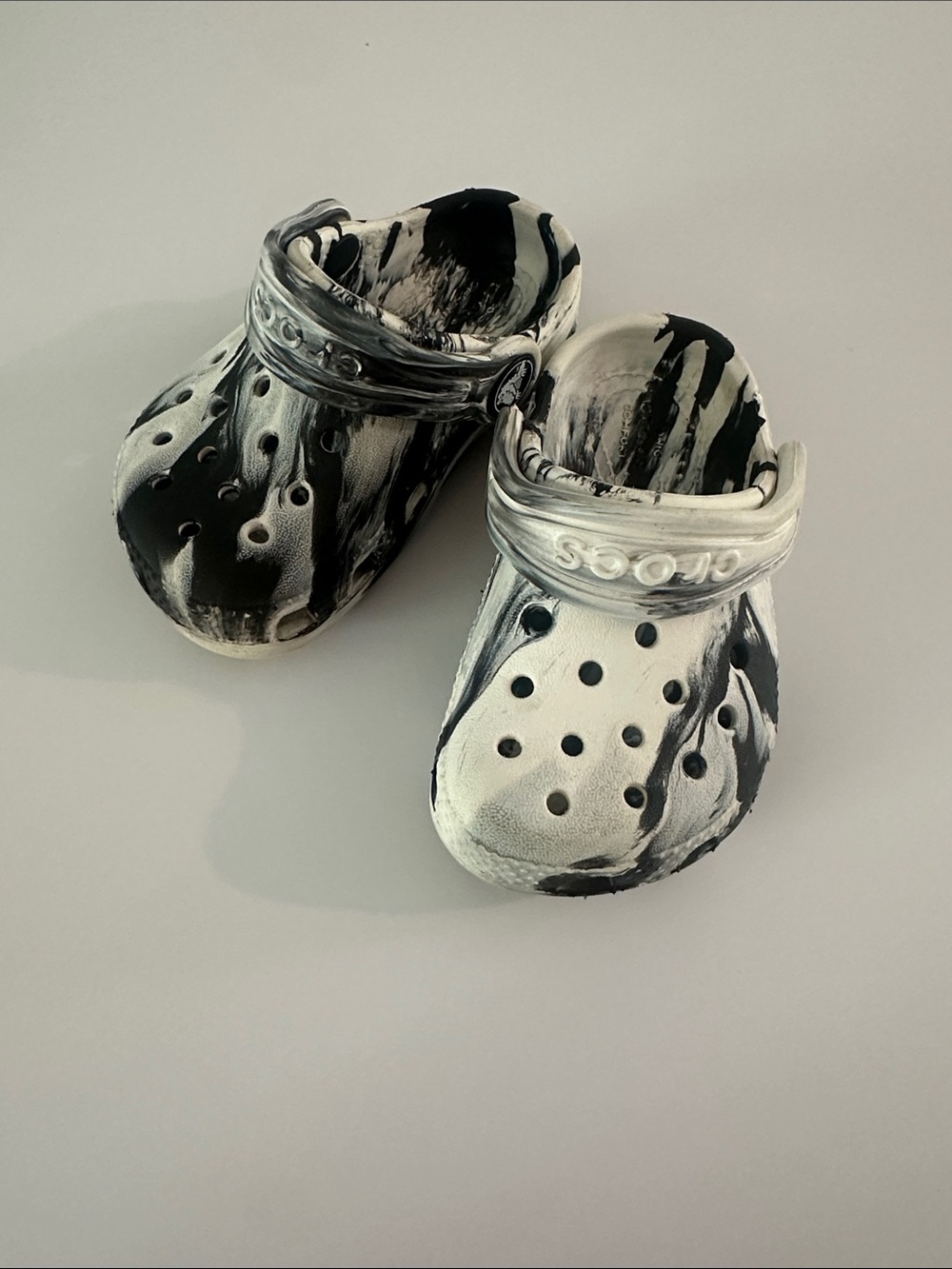 CROCS Kids Marble-Effect Clogs in Black & White